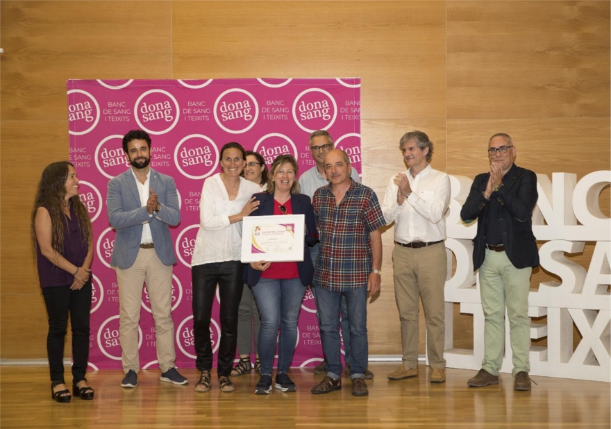 Membres de la Comissió de salut recollint el diploma el passat 5 de juny.